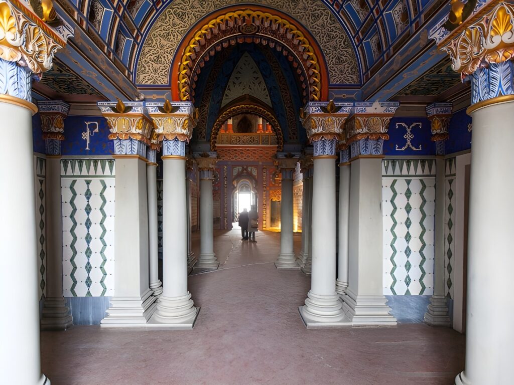 alt="Atrio delle Colonne del Castello di Sammezzano"